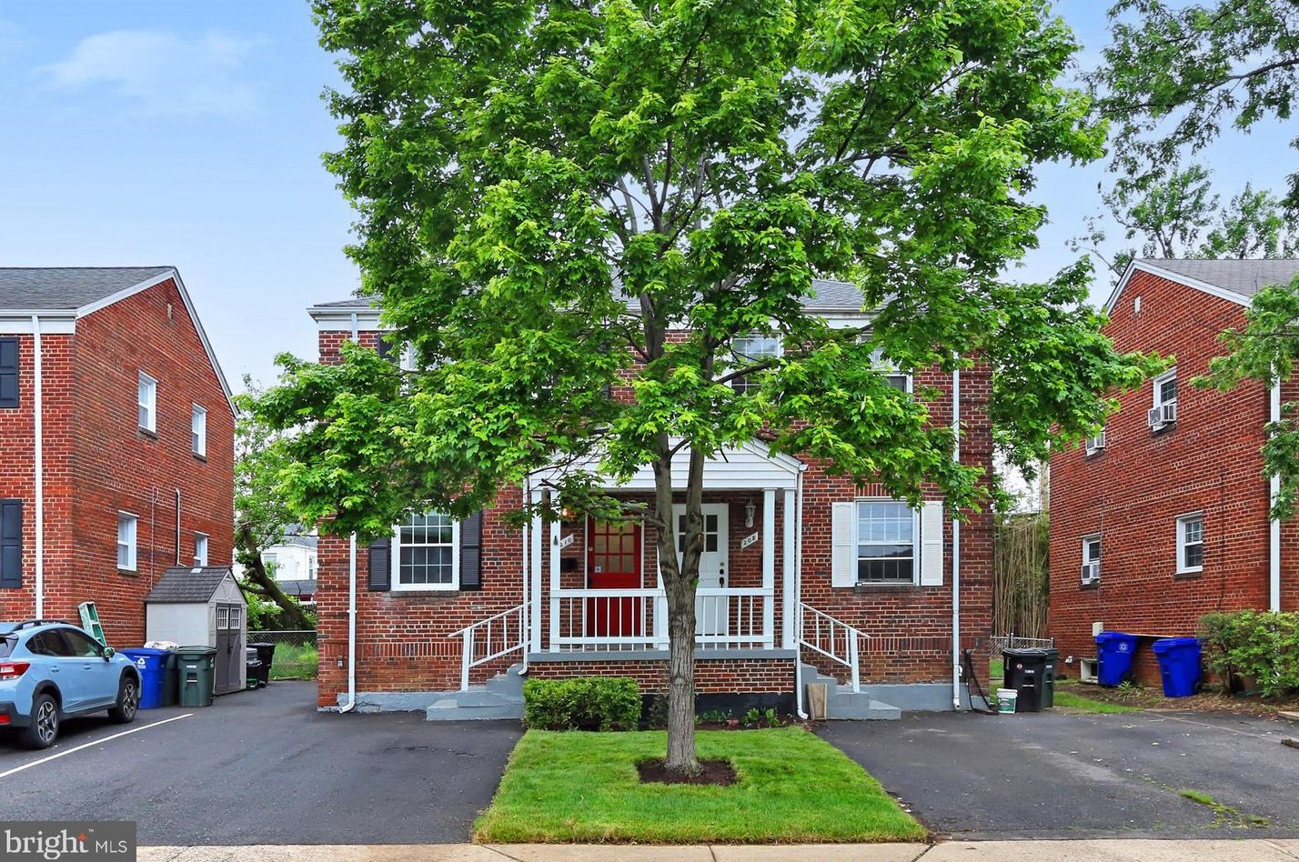 210 Courthouse Rd, Arlington, VA 22204-1946