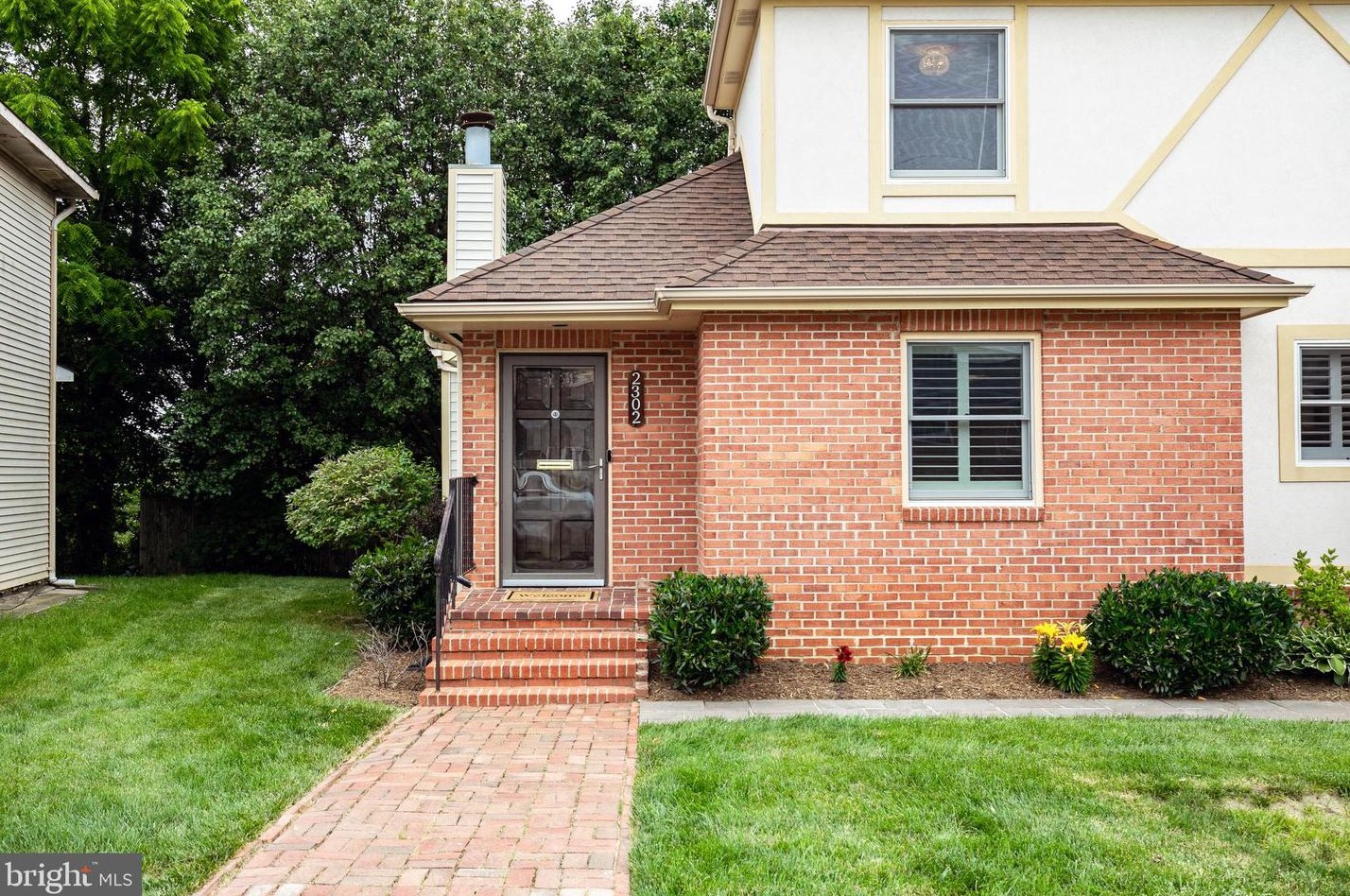 2302 Dinwiddie St, Arlington, VA 22206-1039