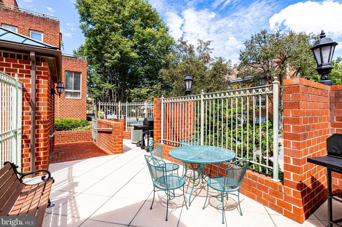 1050 Taylor St, Arlington VA  22201-4706 exterior