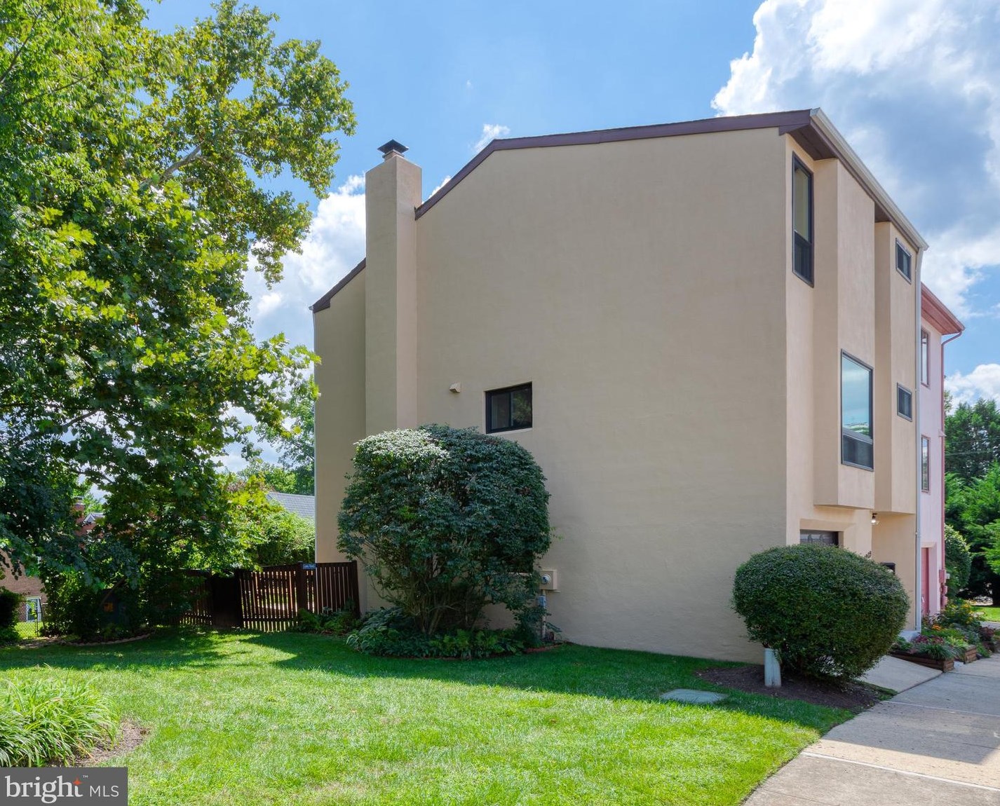 1909 Woodley St, Arlington, VA 22207-2224