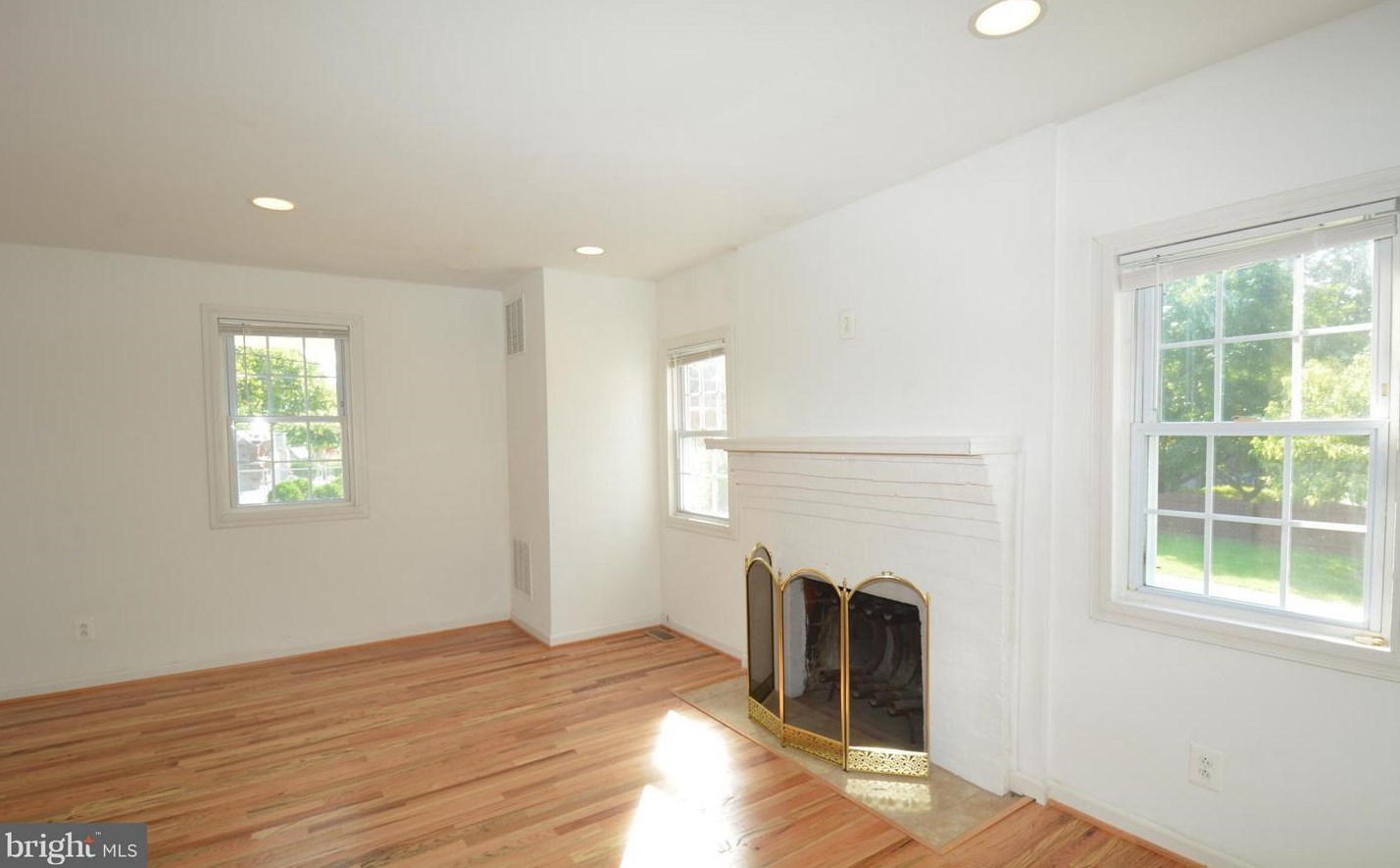 1946 Dinwiddie St, Arlington VA  22206-1067 exterior
