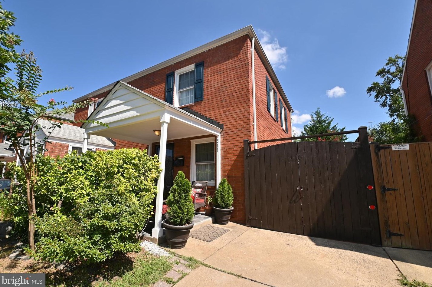 311 S Wayne St, Arlington, VA 22204