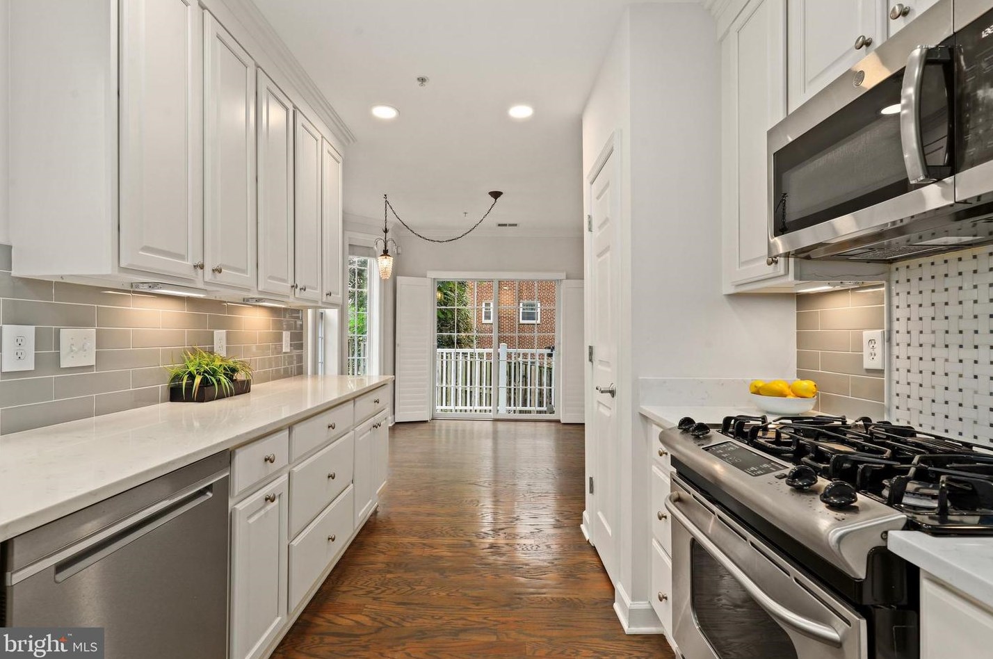 1423 Rhodes St, Arlington, VA 22209-2937