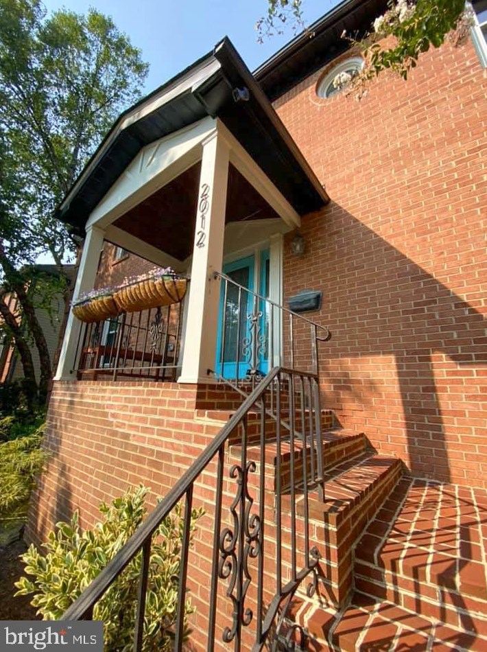 2012 Knoll St, Arlington VA  22202-2148 exterior