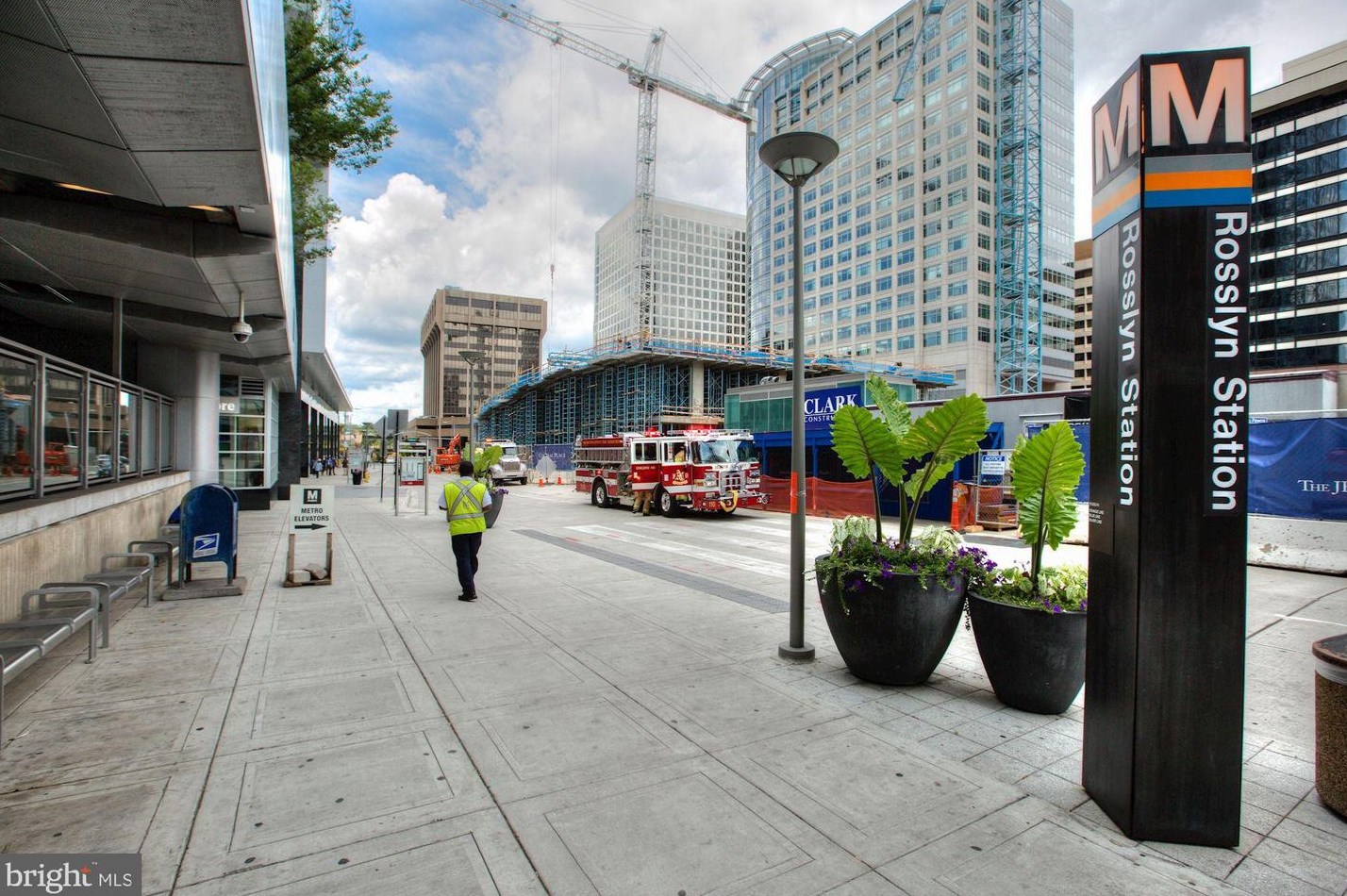 1746 Rhodes St, Arlington VA 22201-3113 exterior