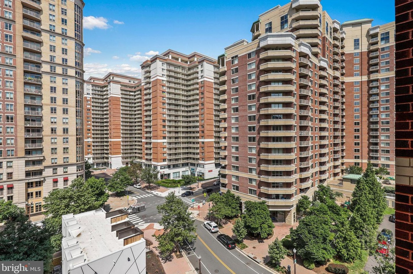 880 Pollard St, Arlington VA 22203-1903 exterior