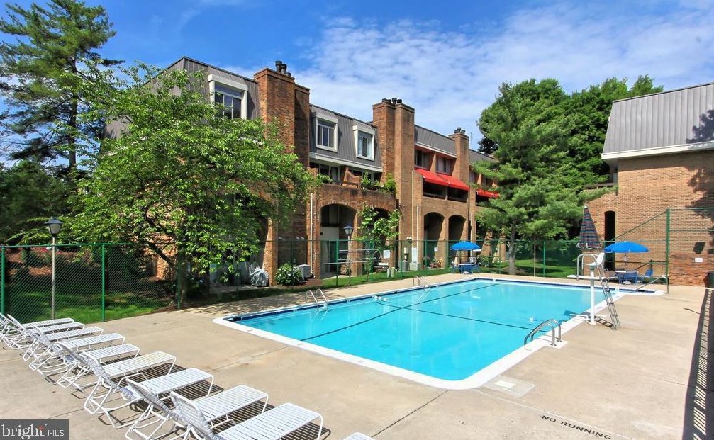 1651 Hayes St, Arlington VA 22202-5539 exterior