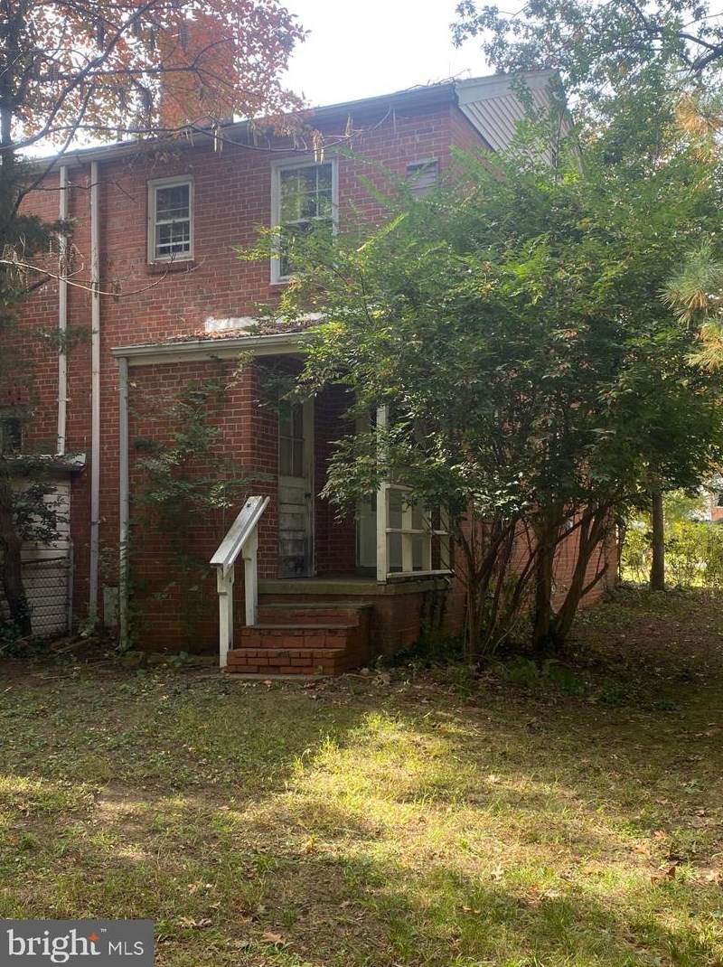 1221 Buchanan St, Arlington, VA 22205-2525