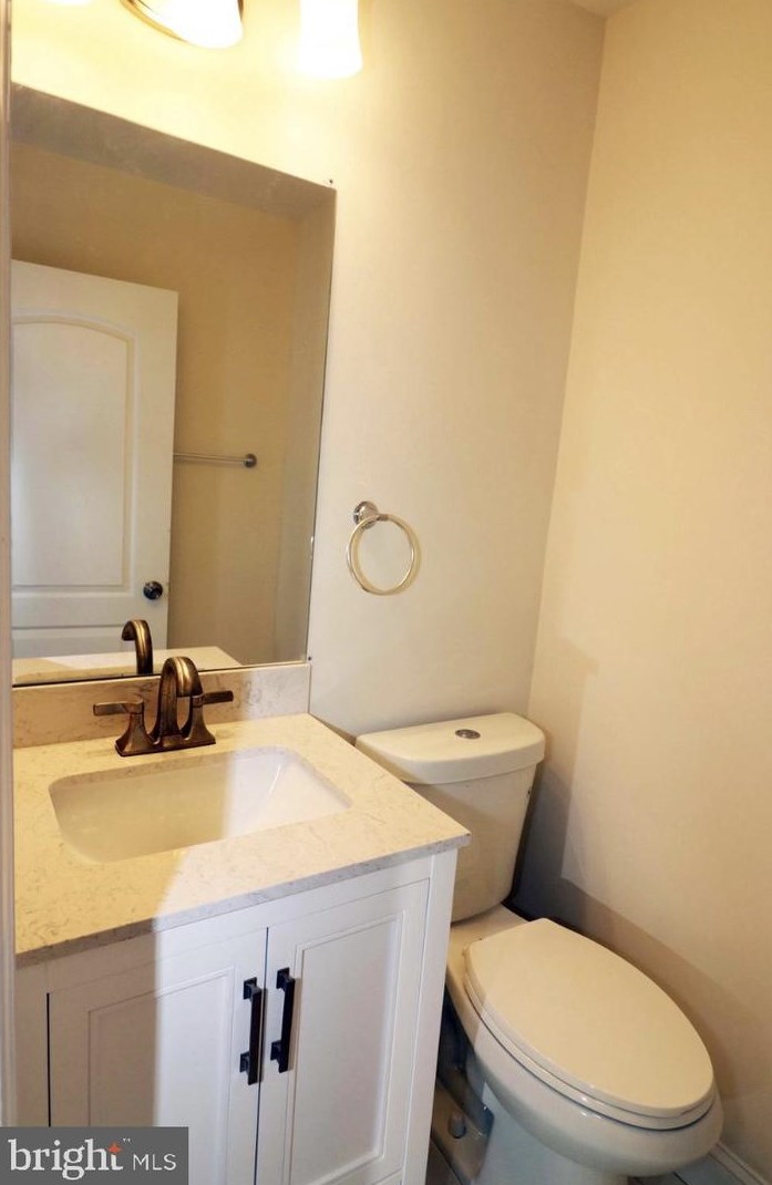 801 Veitch St, Arlington VA  22204-2124 exterior