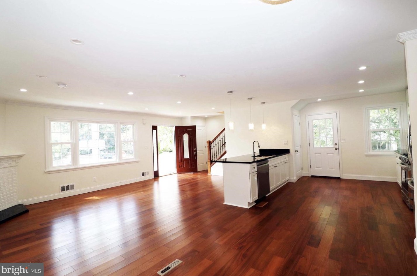 801 Veitch St, Arlington VA  22204-2124 exterior