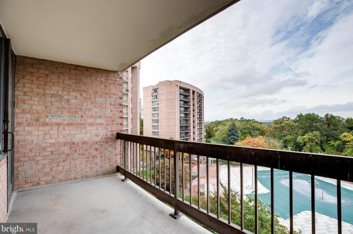 1805 Crystal Dr, Arlington VA  22202-4400 exterior