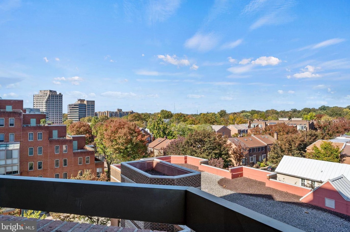 1050 Stuart St, Arlington VA  22201-4716 exterior