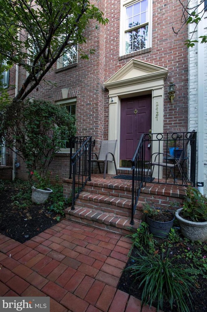 2427 Fairfax Dr, Arlington, VA 22201
