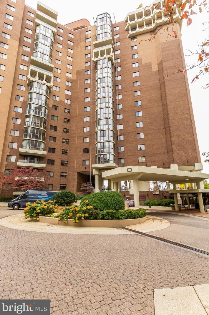1600 Oak St, Arlington VA  22209-2751 exterior