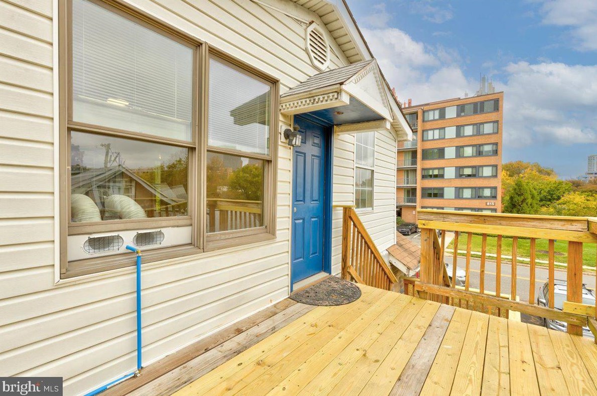 806 18th St, Arlington VA  22202-2608 exterior