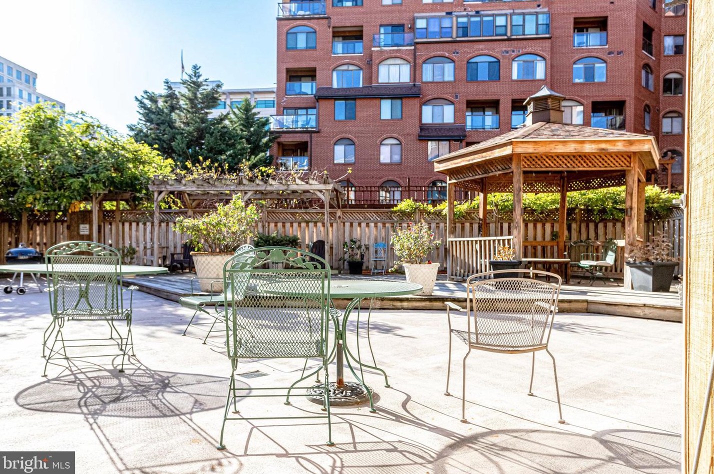 1020 Stafford St, Arlington VA  22201-4666 exterior