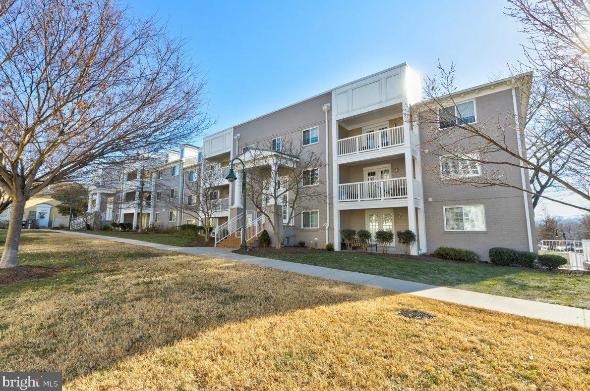 4081 S Four Mile Run Dr #301, Arlington, VA 22204