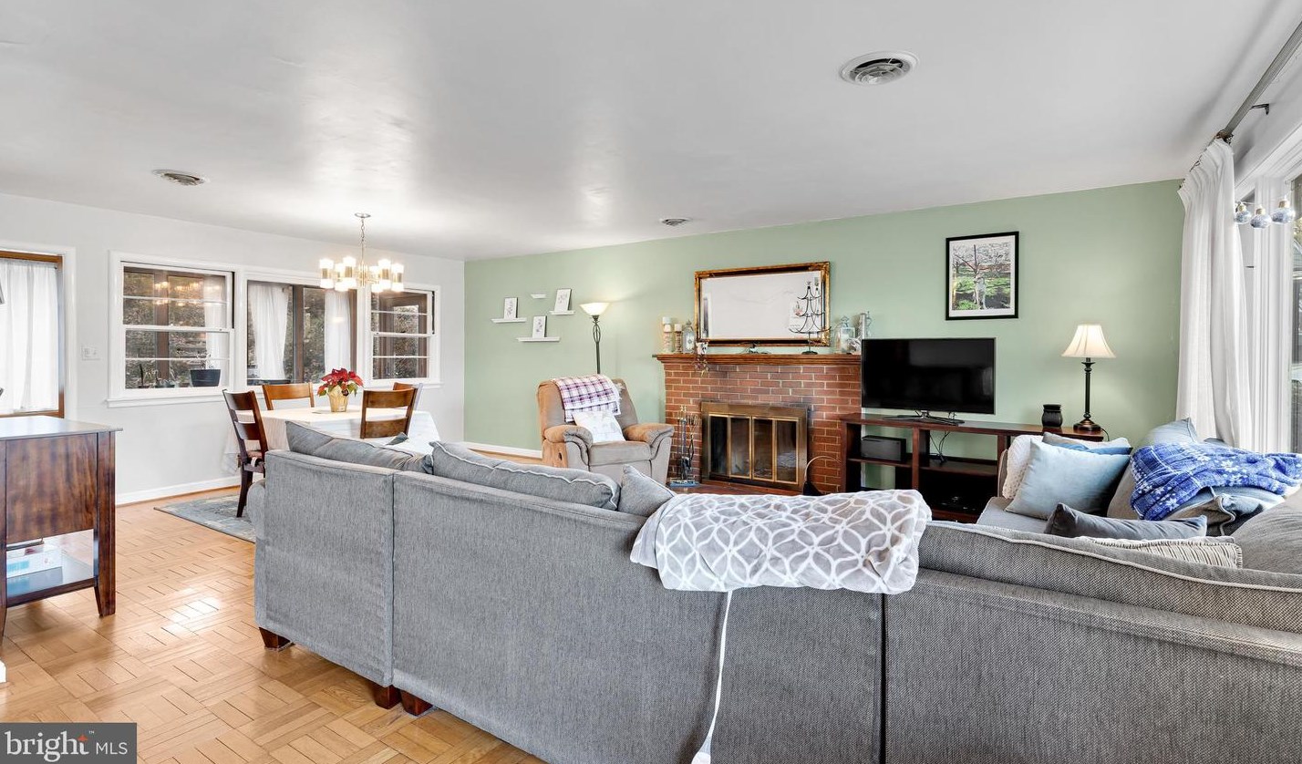 1206 Forest Dr, Arlington VA  22204-3323 exterior