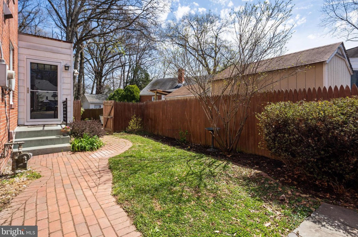 1231 Buchanan St, Arlington VA 22204-1345 exterior