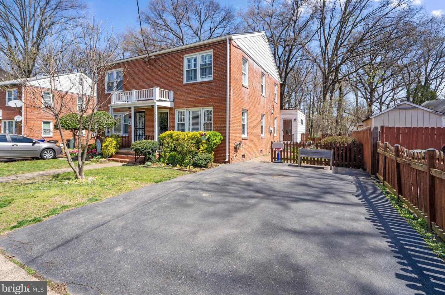1231 Buchanan St, Arlington, VA 22205-2527