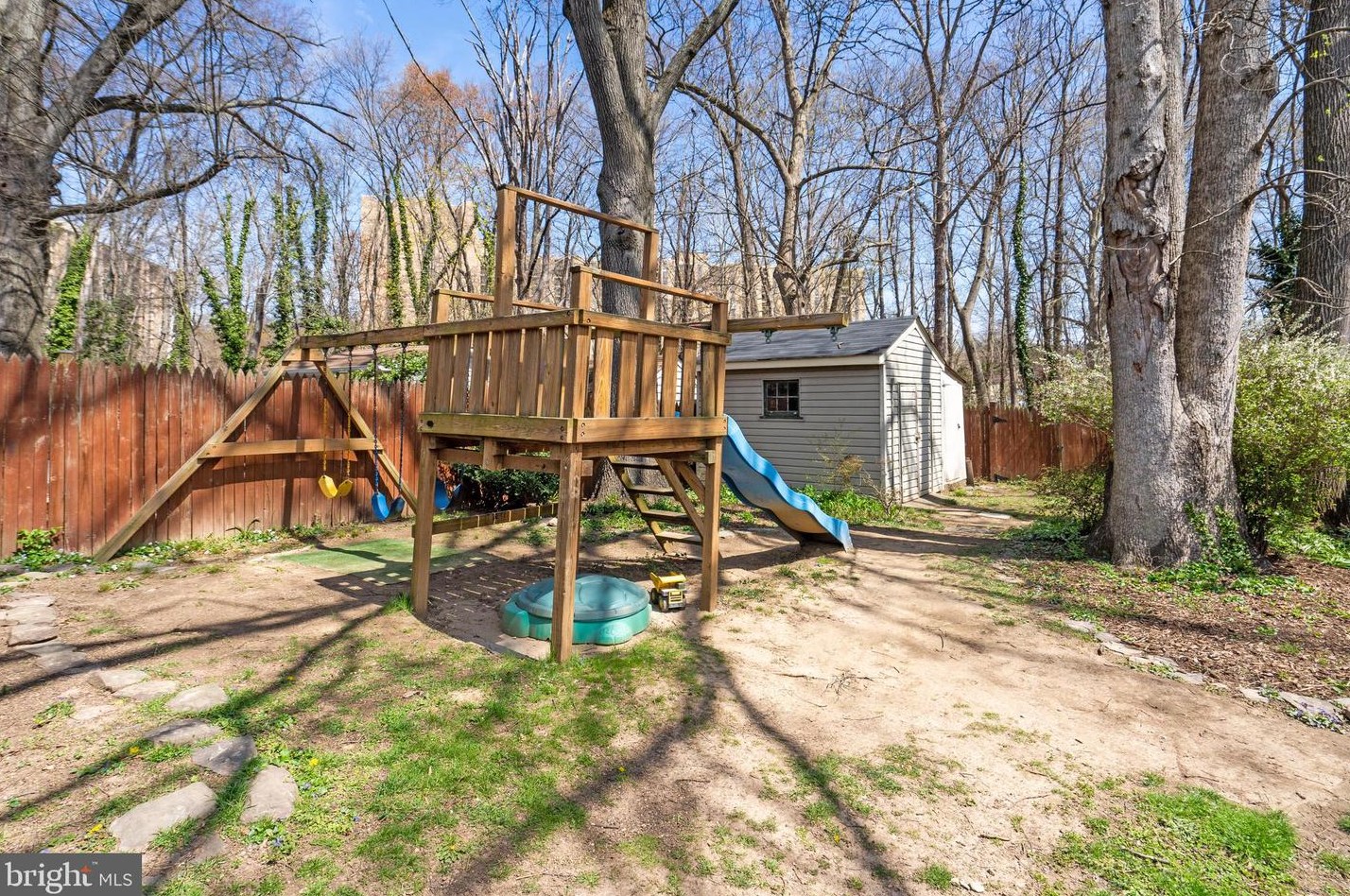 1231 Buchanan St, Arlington VA 22204-1345 exterior