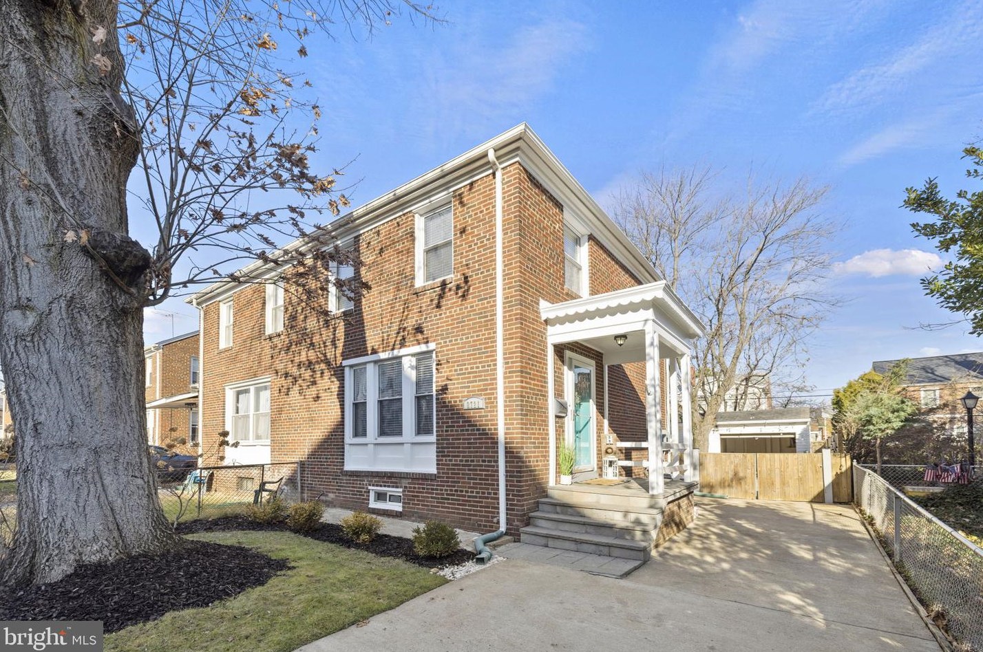 2721 Veitch St, Arlington, VA 22206-3003