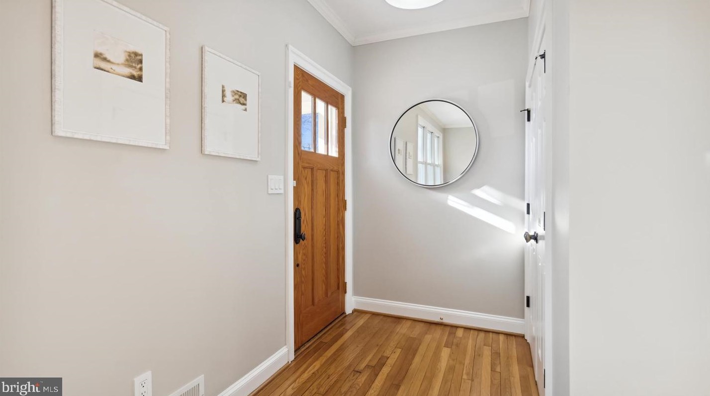 2525 Kenilworth St, Arlington VA  22207-1420 exterior