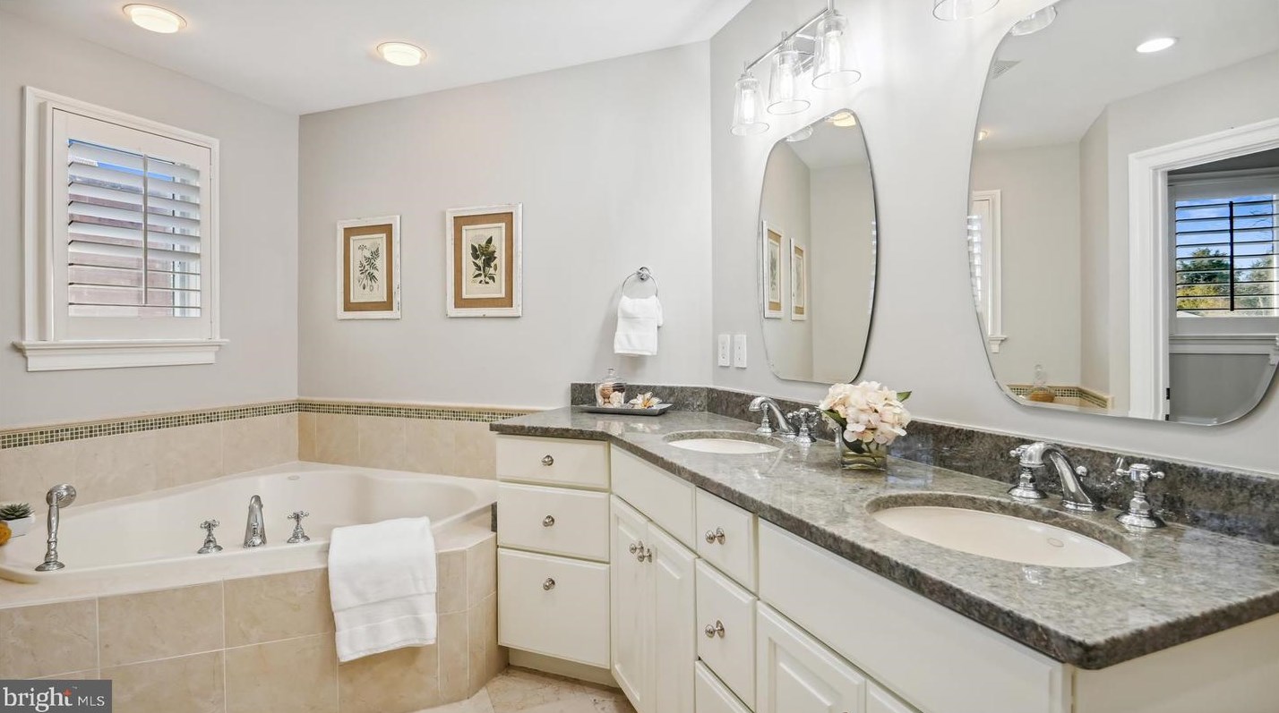 2525 Kenilworth St, Arlington VA  22207-1420 exterior