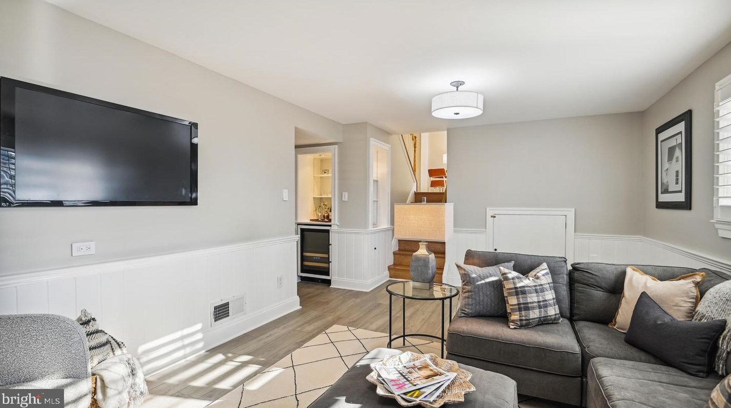 2525 Kenilworth St, Arlington VA  22207-1420 exterior