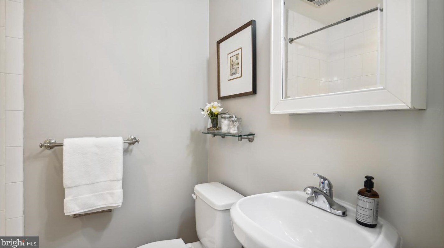 2525 Kenilworth St, Arlington VA  22207-1420 exterior