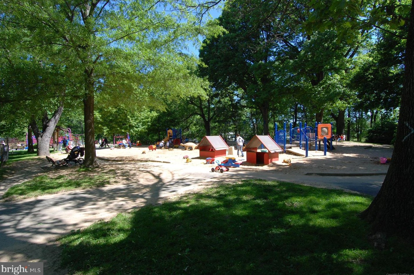 2525 Kenilworth St, Arlington VA  22207-1420 exterior