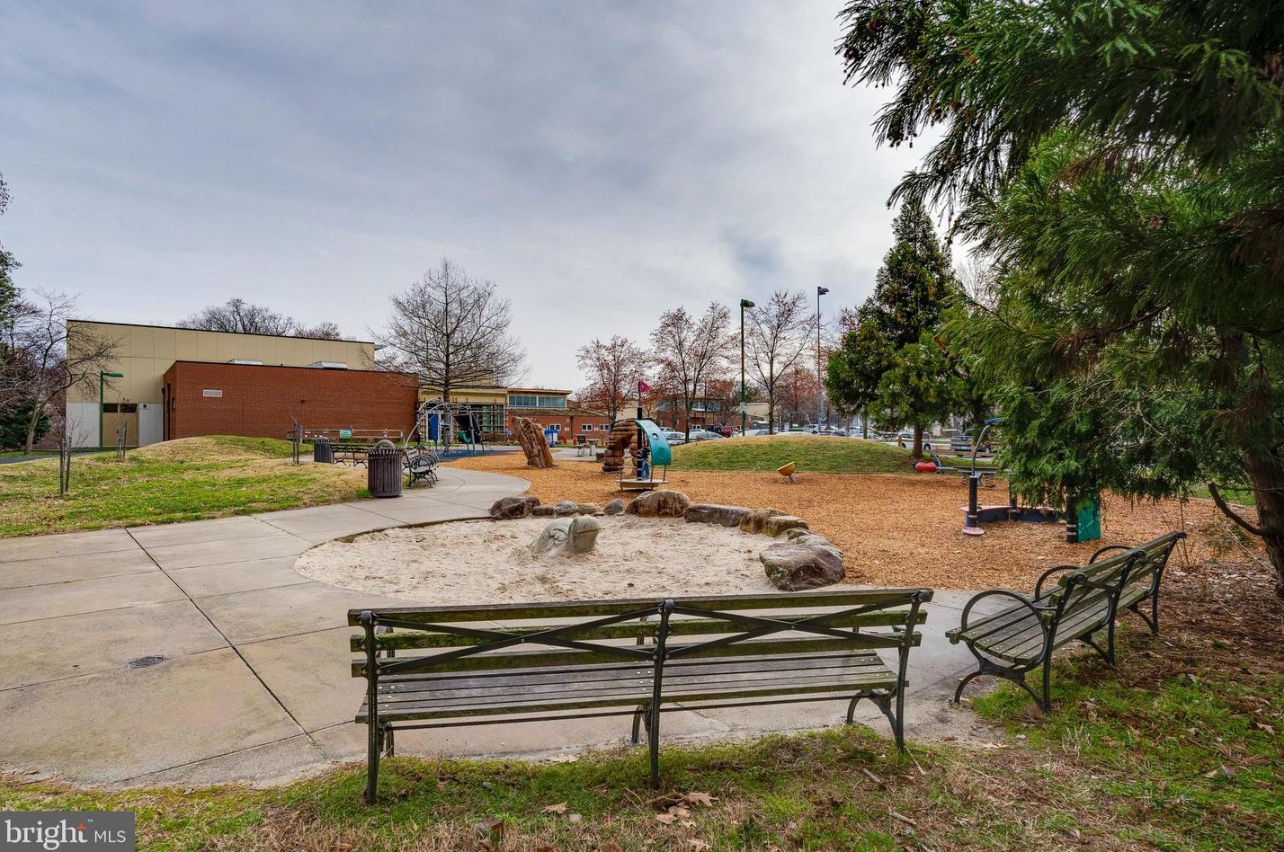 1401 Edgewood St, Arlington VA  22204-4952 exterior