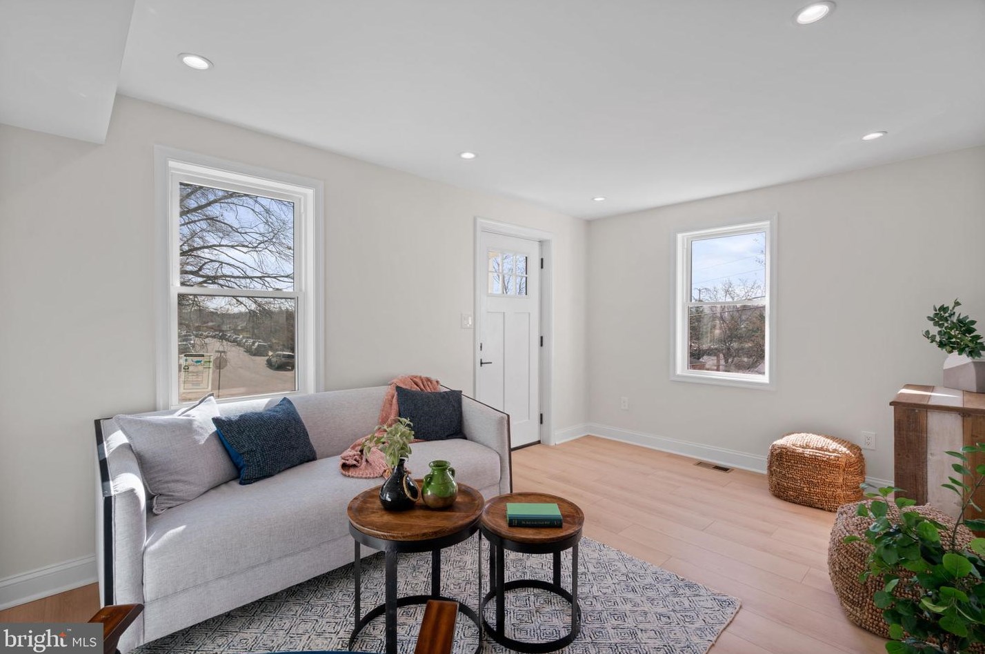 2450 Oxford St, Arlington, VA 22206-2326