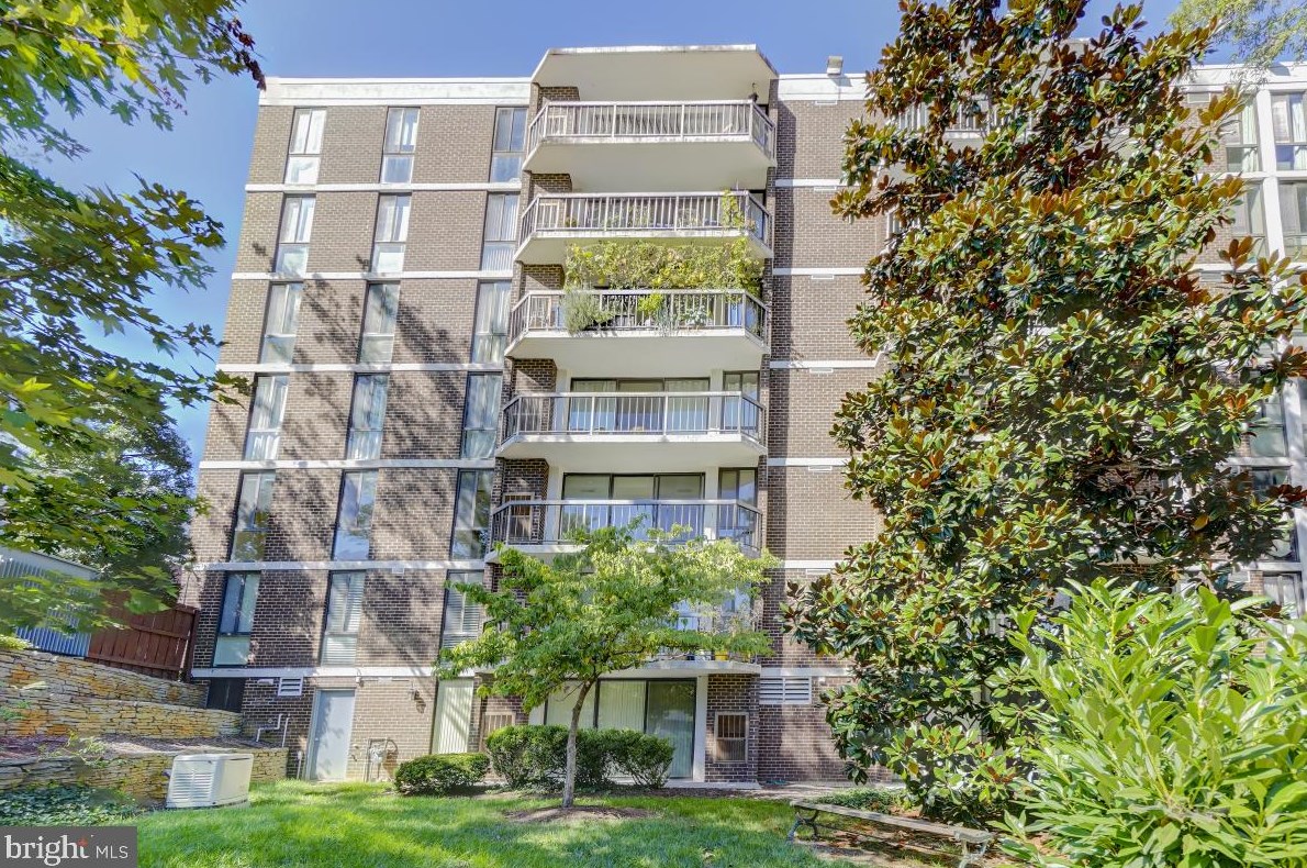 1401 Rhodes St, Arlington, VA 22209-2950