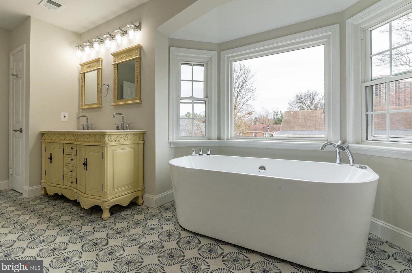 1418 Dinwiddie St, Arlington VA  22206-1069 exterior