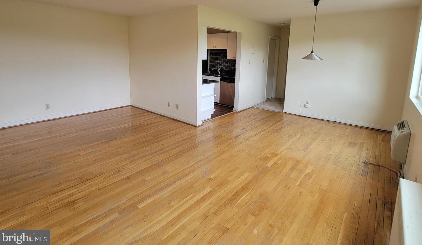 2059 N Woodstock St #306, Arlington, VA 22207