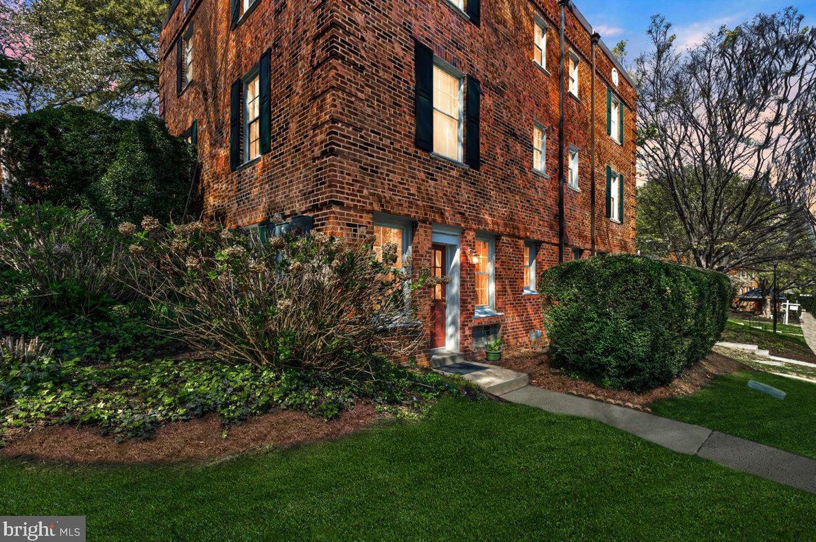 1908 Rhodes St, Arlington, VA 22201-3105