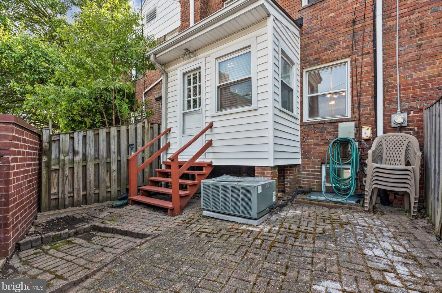 1035 Monroe St, Arlington VA 22201-4503 exterior