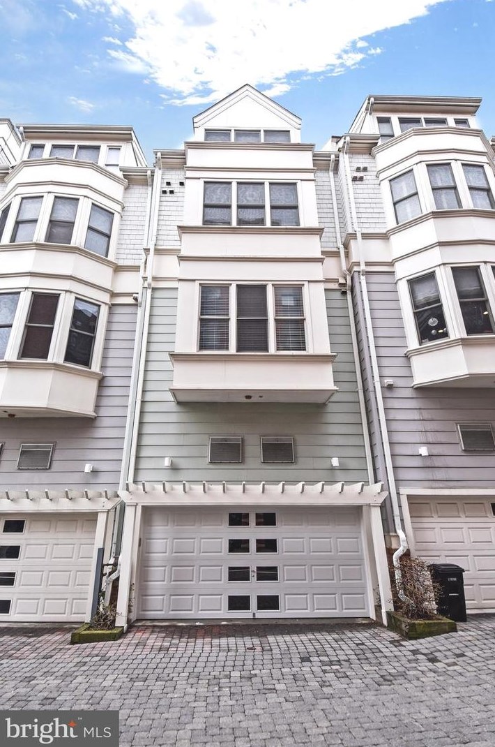 2084 N Oakland St, Arlington, VA 22204