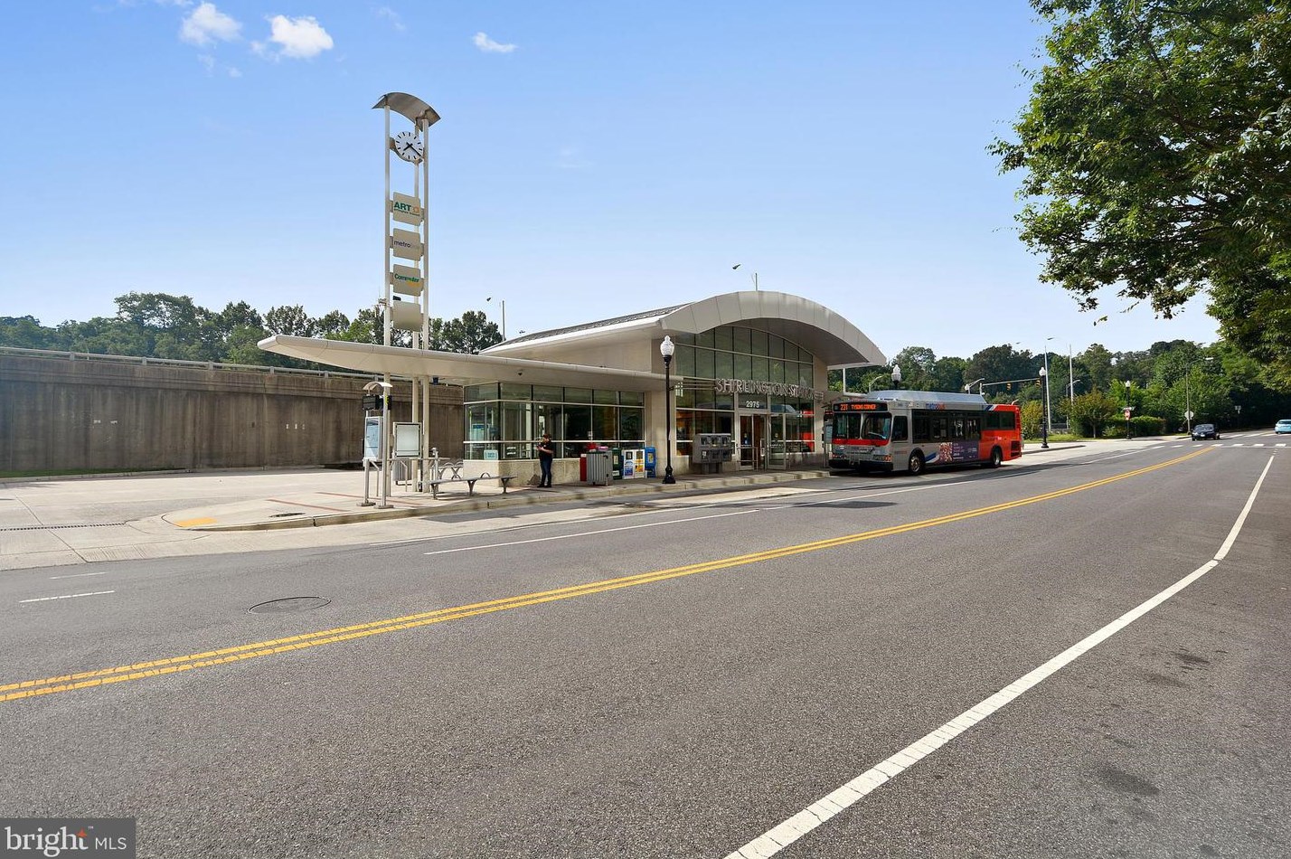 2815 Woodrow St, Arlington VA 22206-3327 exterior