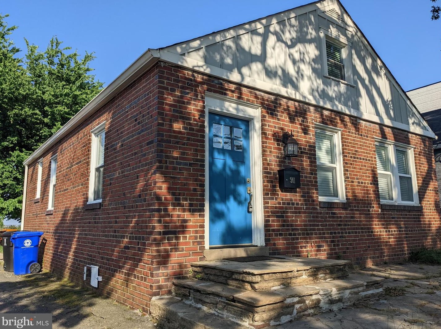 901 Oak St, Arlington VA  22204-4511 exterior