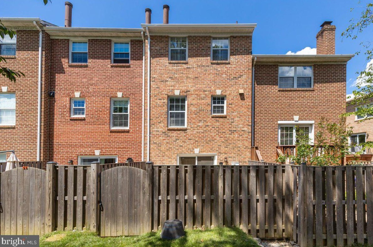 1812 9th St S, Arlington, VA 22204