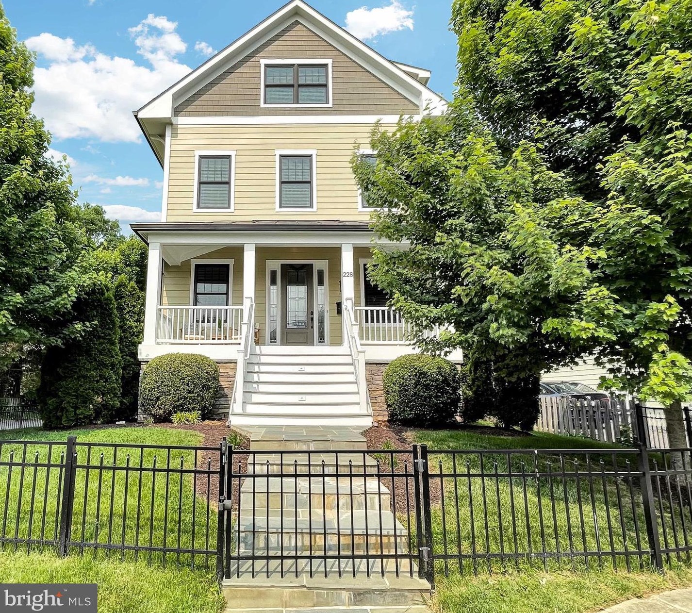 228 Cleveland St, Arlington, VA 22204-2072