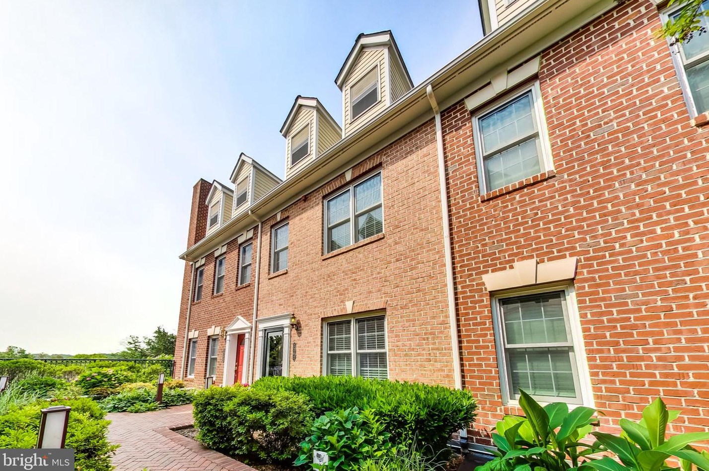 2262 Garfield St, Arlington, VA 22206-2535