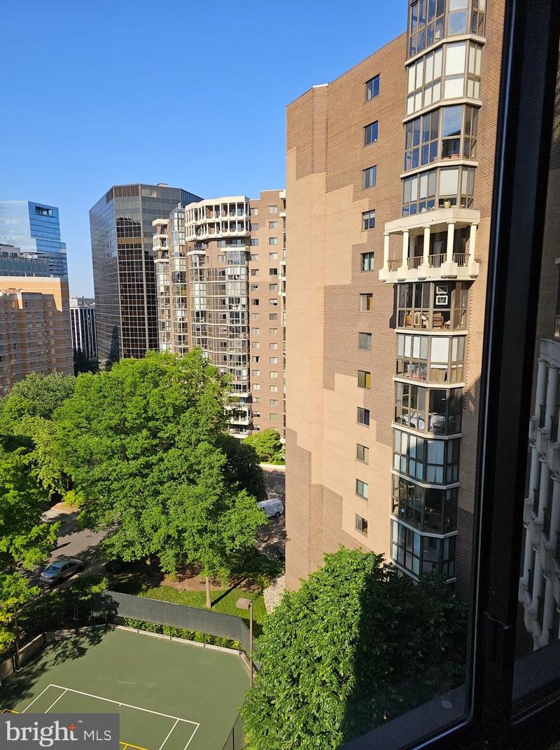1600 Oak St, Arlington VA  22209-2751 exterior