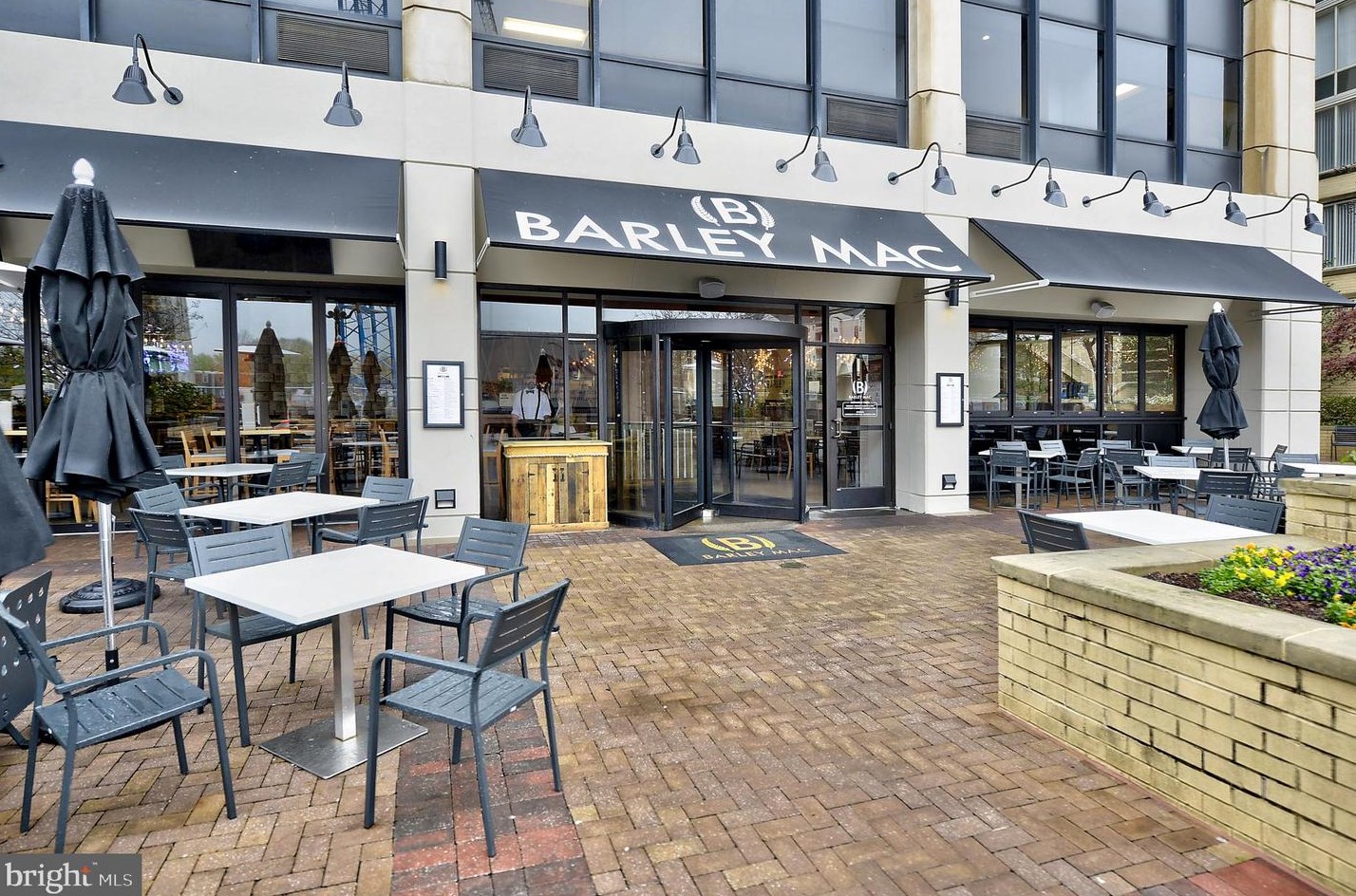 1622 Rhodes St, Arlington VA 22201-3119 exterior