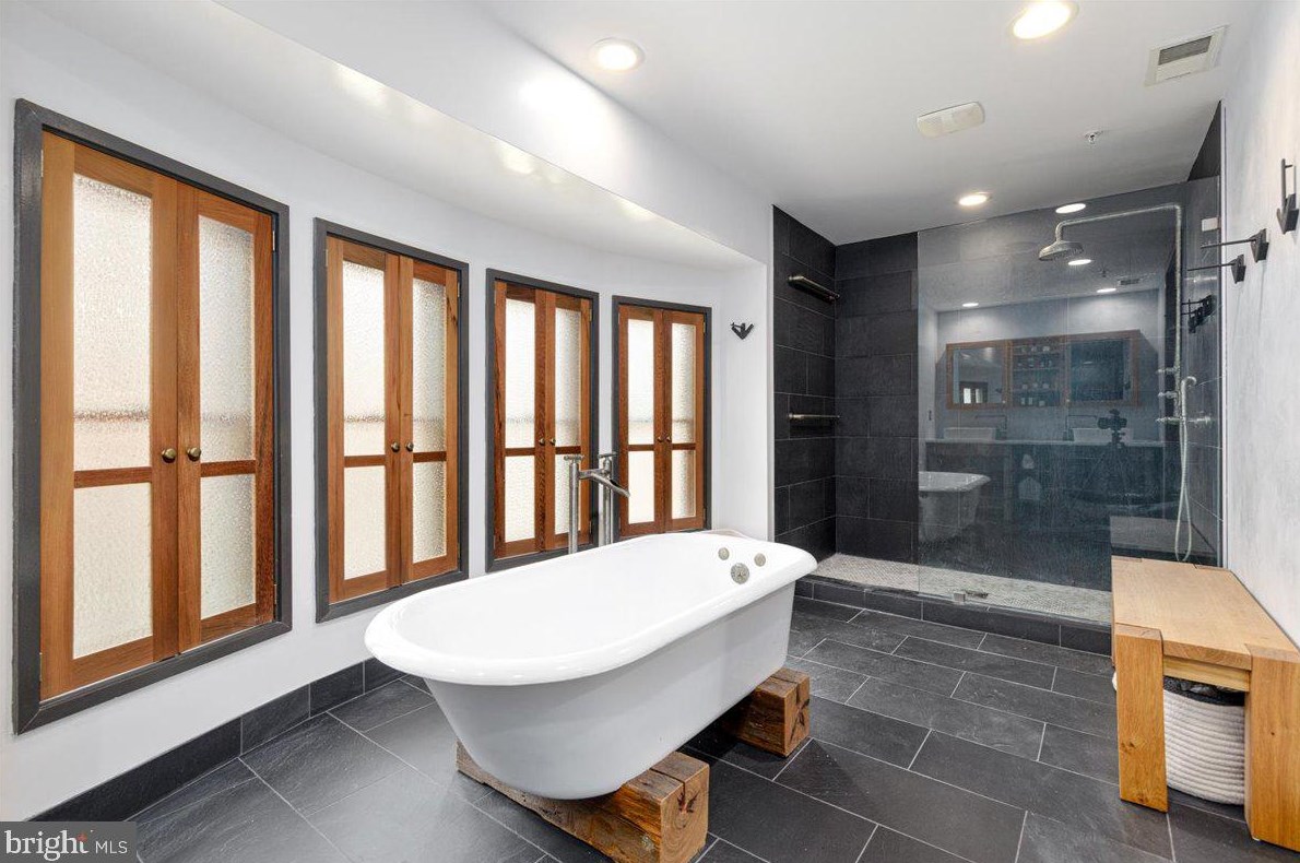 1622 Rhodes St, Arlington VA 22201-3119 exterior