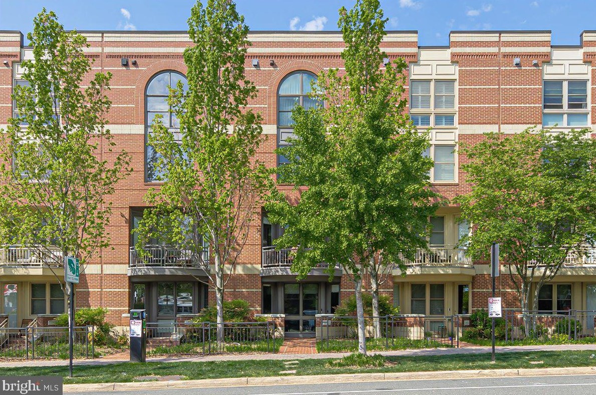 1622 Rhodes St, Arlington VA 22201-3119 exterior