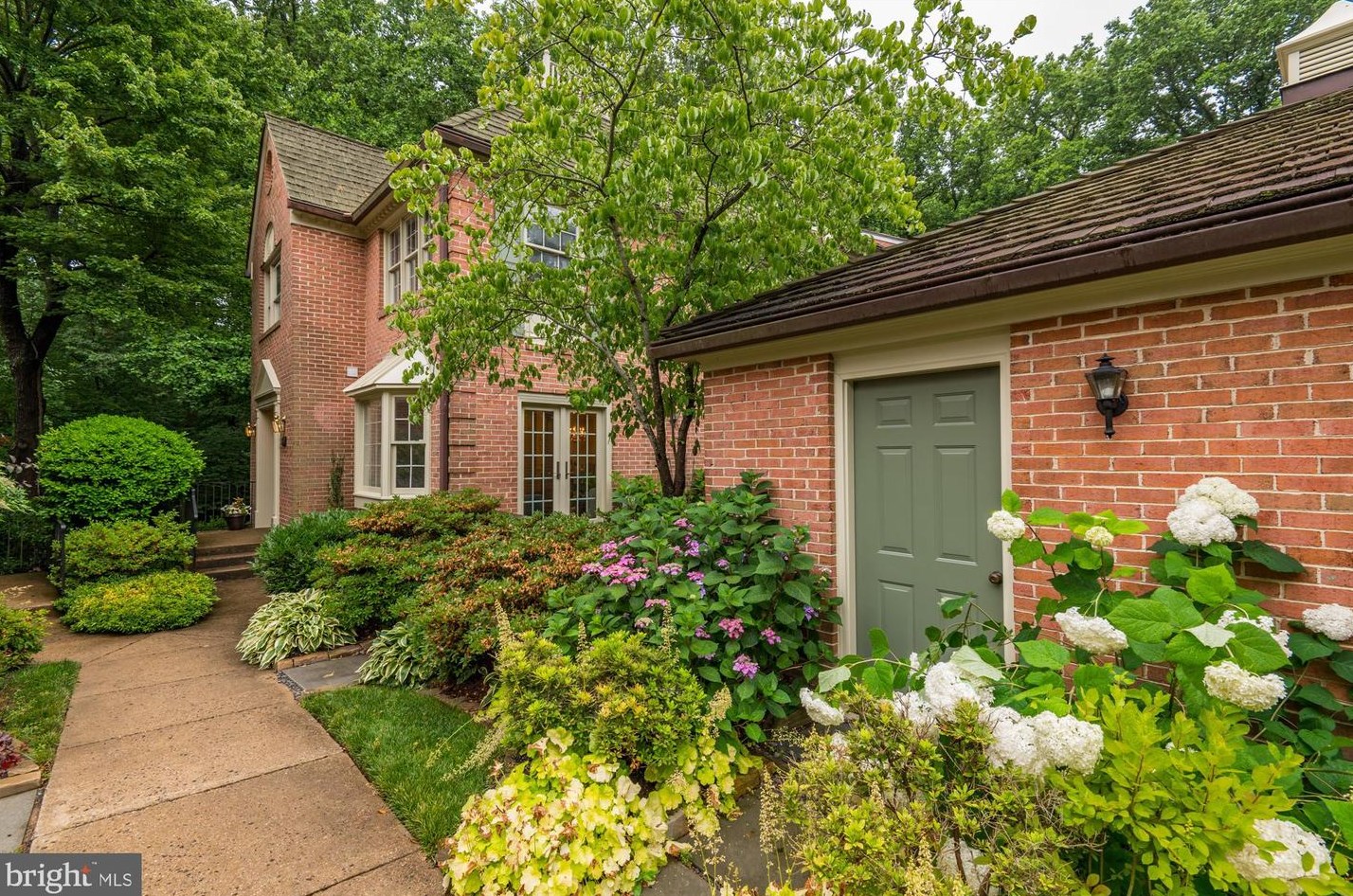 2693 Marcey Rd, Arlington, VA 22207-5231