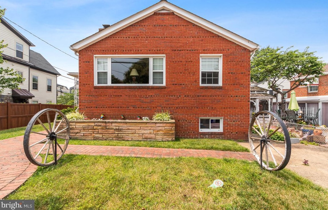 1320 Queen St, Arlington, VA 22204-4738